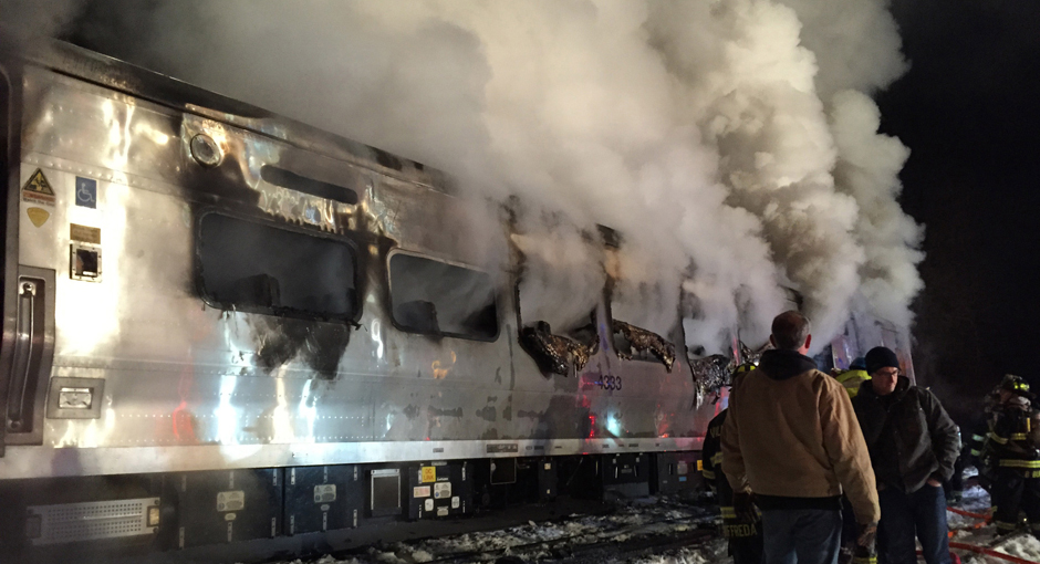 Fogo - Depois de colidir violentamente contra carro trem pegou fogo (Foto: Frank Becerra Jr. / Associated Press / AE)