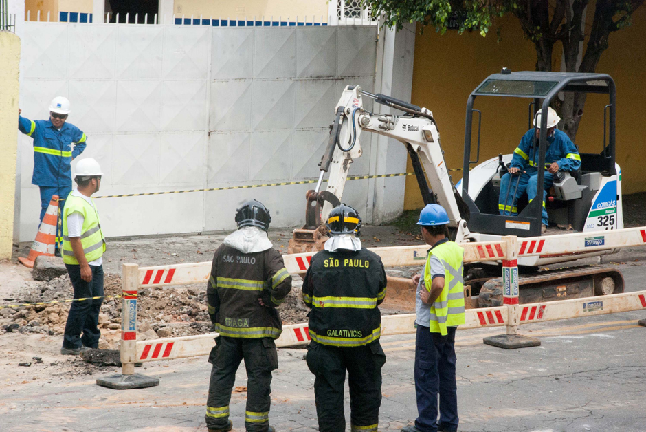 Susto - Rua onde ocorreu vazamento foi interditada pelos Bombeiros (Foto: Renato Gizzi / Brazil Photo Press / AE)